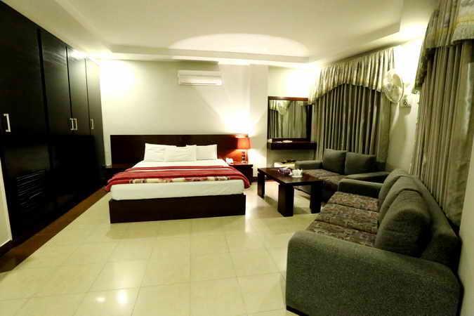 Hotel Multan Continental Eksteriør billede