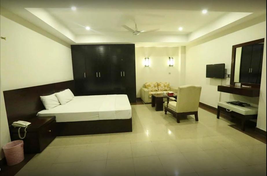 Hotel Multan Continental Eksteriør billede